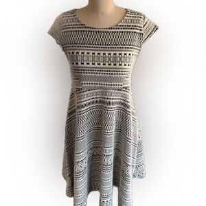 Topshop Maternity Black and Cream Textured Dress With Cap Sleeves. Size 8
